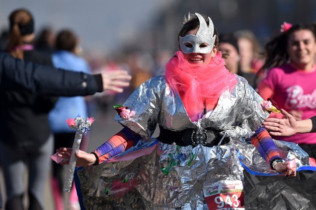 Mulheres participam da corrida "Beauty Run" para marcar o Dia Internacional da Mulher em Minsk, capital da Bielorrussa - 08/03/2019