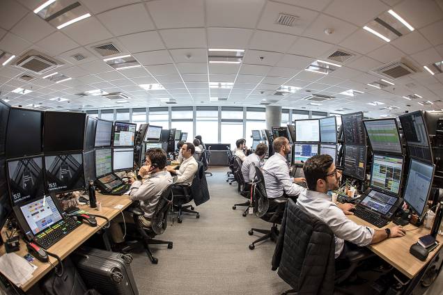 Atualmente, as negociações das ações são feitas na maioria das vezes por corretoras; na imagem, operadores da XP Investimentos realizam compra e venda de papeis das empresas em São Paulo Atualmente, as negociações das ações são feitas na maioria das vezes por corretoras; na imagem, operadores da XP Investimentos realizam compra e venda de papeis das empresas em São Paulo