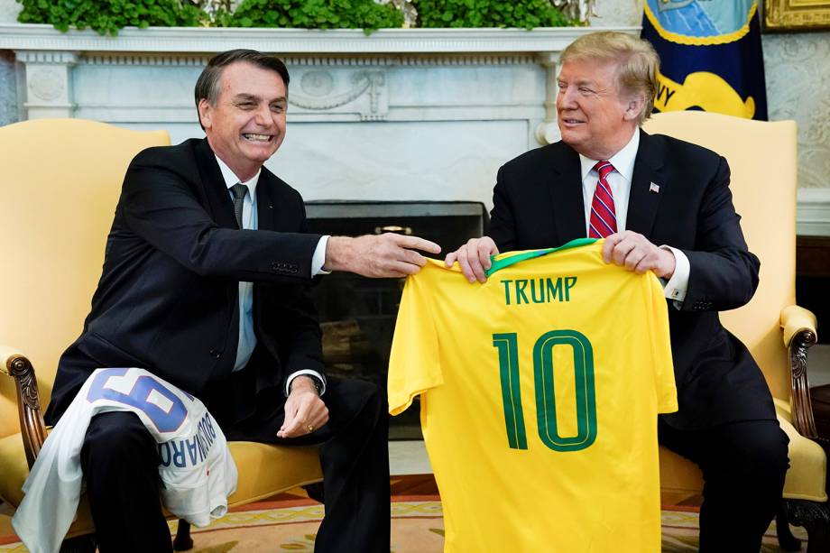 Jair Bolsonaro presenteia Donald Trump com uma camisa da Seleção Brasileira, durante encontro na Casa Branca, em Washington - 19/03/2019 Jair Bolsonaro presenteia Donald Trump com uma camisa da Seleção Brasileira, durante encontro na Casa Branca, em Washington - 19/03/2019