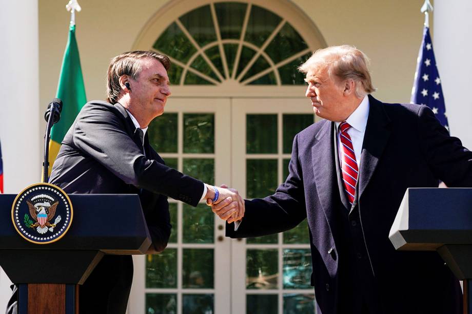 O presidente americano Donald Trump e o presidente do Brasil, Jair Bolsonaro, se cumprimentam antes de entrevista no jardim da Casa Branca - 19/03/2019 O presidente americano Donald Trump e o presidente do Brasil, Jair Bolsonaro, se cumprimentam antes de entrevista no jardim da Casa Branca - 19/03/2019