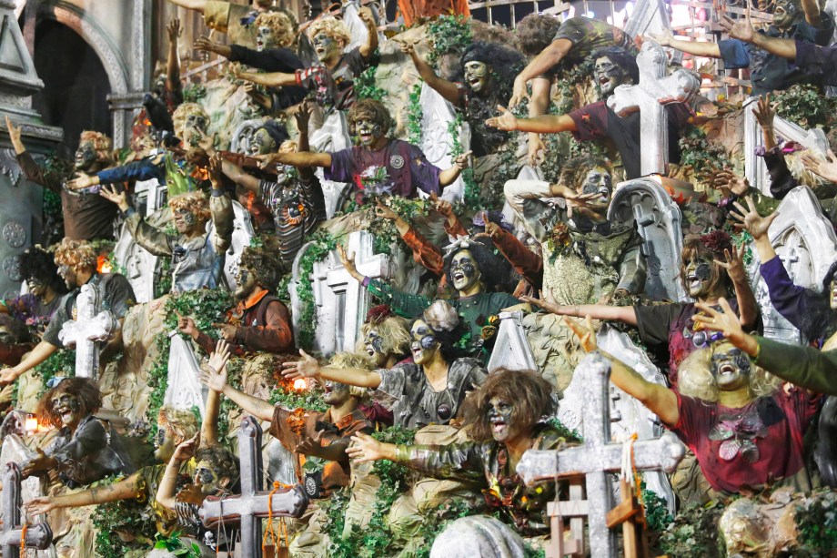 Carro alegórico representa um cemitério durante desfile da escola de samba Unidos do Viradouro, no Sambódromo da Marquês de Sapucaí - 04/03/2019