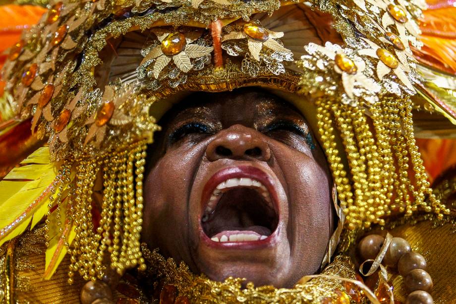 Componente da escola de samba Águia de Ouro durante desfile no Sambódromo do Anhembi, em São Paulo (SP) - 02/03/2019