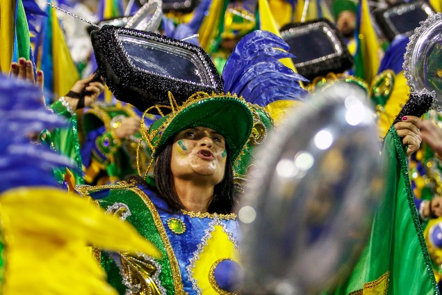 A escola de samba Águia de Ouro aborda a corrupção em seu desfile no Sambódromo do Anhembi - 02/03/2019