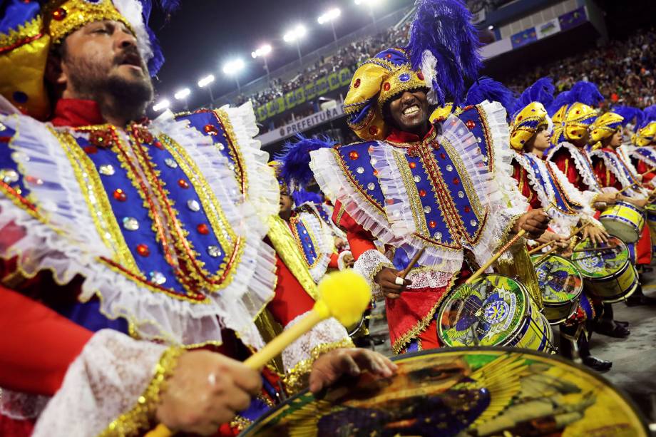 Componentes da bateria da escola de samba Águia de Ouro durante desfile no Sambódromo do Anhembi, em São Paulo (SP) - 02/03/2019