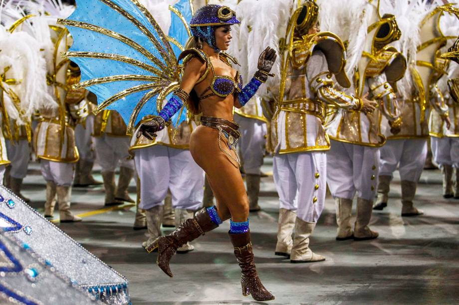 A ex-BBB Cacau Colucci durante desfile da escola de samba Dragões da Real - 03/03/2019