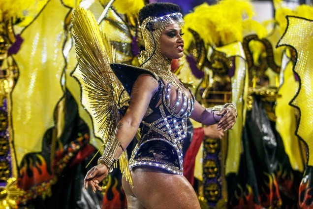 Camila Silva, rainha de bateria da escola de samba Vai-Vai, durante desfile no Sambódromo do Anhembi - 03/03/2019