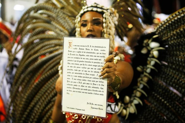 Evelyn Bastos, rainha de bateria da escola de samba Estação Primeira de Mangueira, é vista com exemplar de lei sobre posse de escravos, durante desfile - 05/03/2019