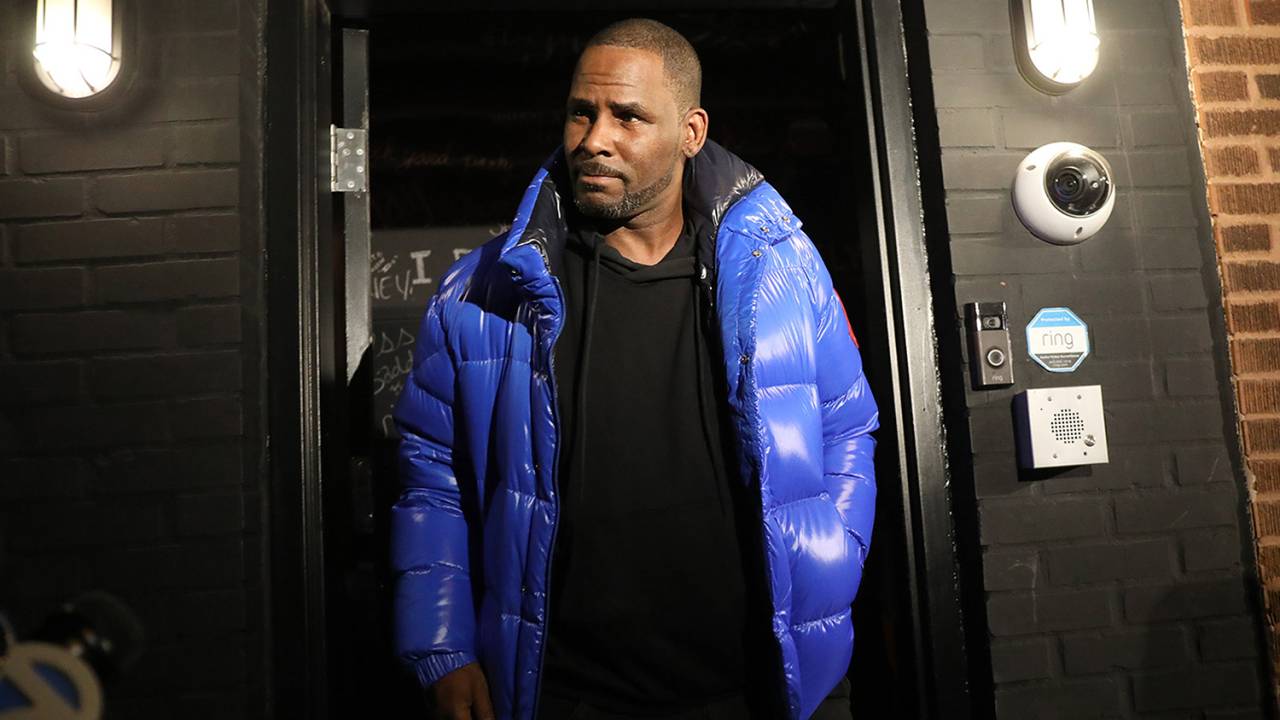 R. Kelly saindo de seu estúdio em Chicago - 22/02/2019