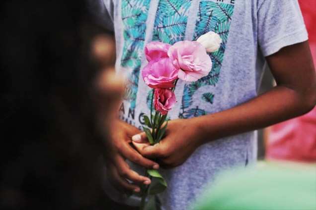 Estudantes são recebidos com flores durante a reabertura da Escola Estadual Raul Brasil, em Suzano, após o massacre que deixou 10 pessoas mortas incluindo os atiradores - 19/03/2019