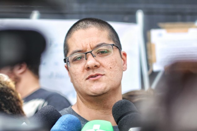 Vinicius Umezo, filho da coordenadora Marilena Umezo, fala à imprensa durante a reabertura da Escola Raul Brasil, em Suzano - 19/03/2019