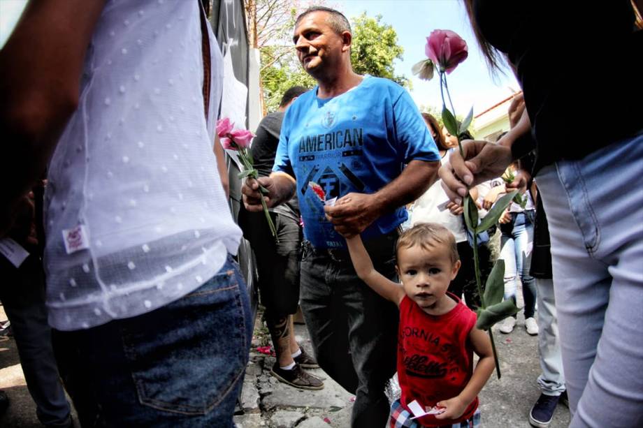 Estudantes são recebidos com flores durante a reabertura da Escola Estadual Raul Brasil, em Suzano, após o massacre que deixou 10 pessoas mortas incluindo os atiradores - 19/03/2019