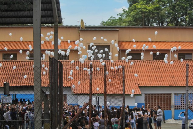 Estudantes soltam balões na quadra da escola Raul Brasil durante homenagem às vitimas do ataque a tiros da semana passada - 19/03/2019