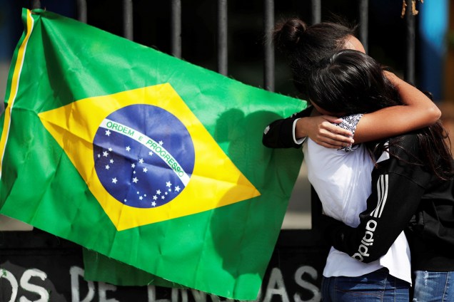 Estudantes choram durante tributo às vítimas de ataque na Escola Estadual Raul Brasil, em Suzano (SP) - 19/03/2019