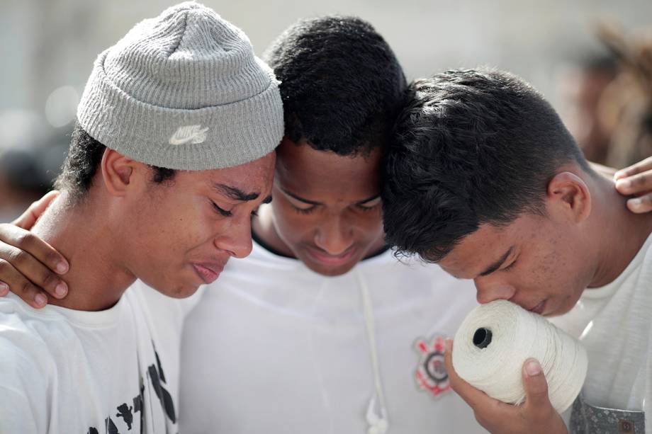 Estudantes choram durante tributo às vítimas de ataque na Escola Estadual Raul Brasil, em Suzano (SP) - 19/03/2019