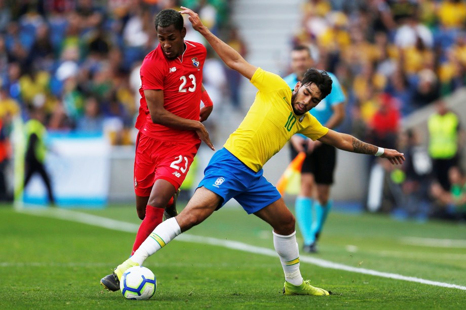 Lucas Paquetá (dir), disputa bola com Michael Murillo (esq), durante amistoso entre Brasil e Panamá, realizado no Estádio do Dragão, em Portugal - 23/03/2019