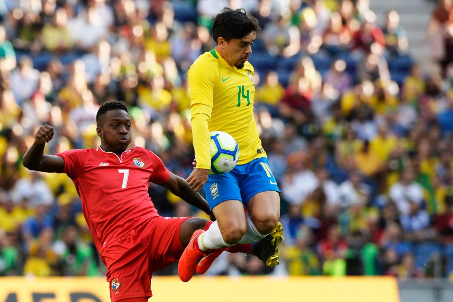 Fagner (centro) disputa lance com Jose Luis Rodriguez (esq),  durante amistoso entre Brasil e Panamá, realizado no Estádio do Dragão, em Portugal - 23/03/2019