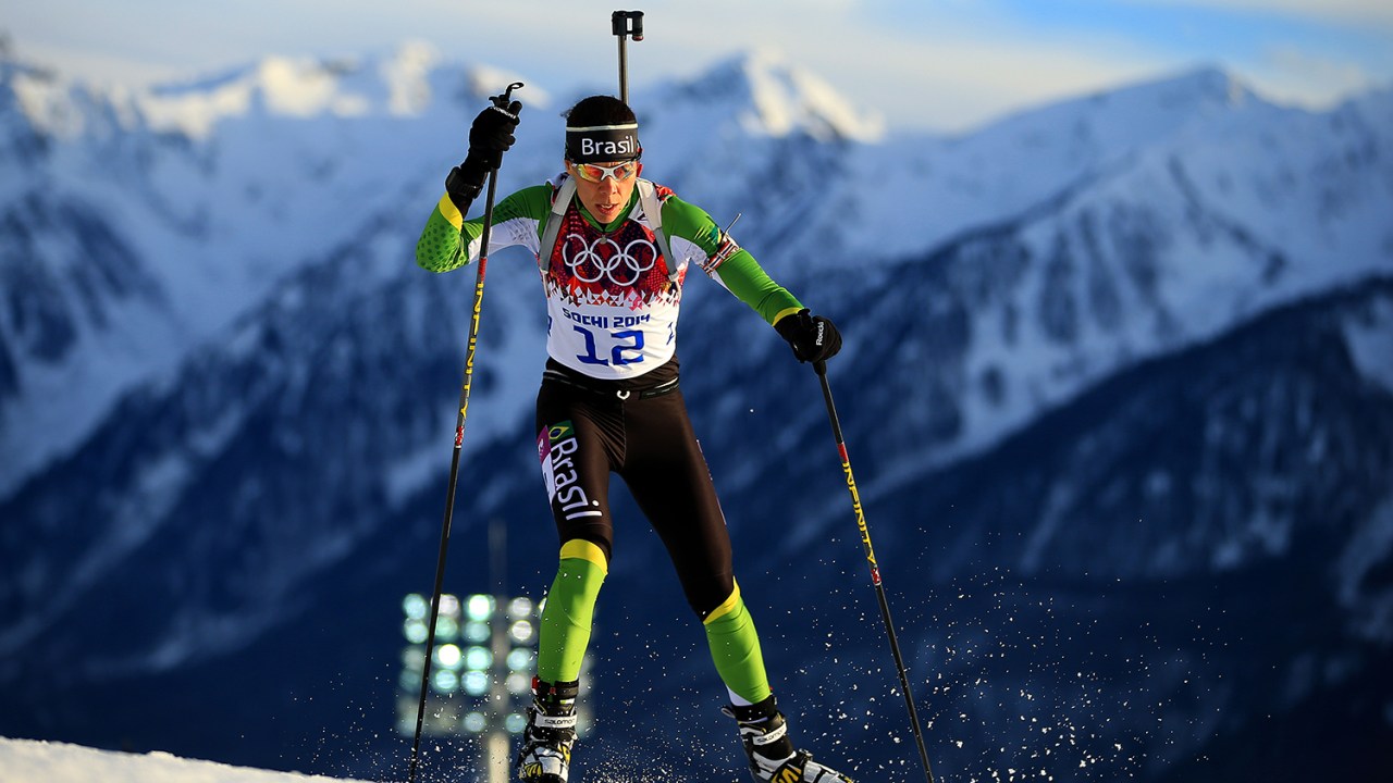 Jaqueline Mourão, do Brasil, compete no Individual Feminino de 15 km durante o sétimo dia dos Jogos Olímpicos de Inverno de Sochi 2014 no Laura Cross-country Ski - 14/02/2014