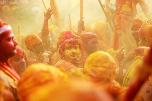 Devotos hindus participam do festival religioso de Holi dentro de um templo na aldeia de Nandgaon, no estado de Uttar Pradesh, Índia - 16/03/2019