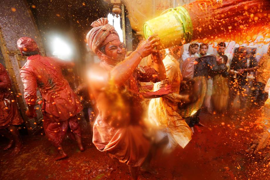 Devotos hindus participam do festival religioso de Holi dentro de um templo na aldeia de Nandgaon, no estado de Uttar Pradesh, Índia - 16/03/2019