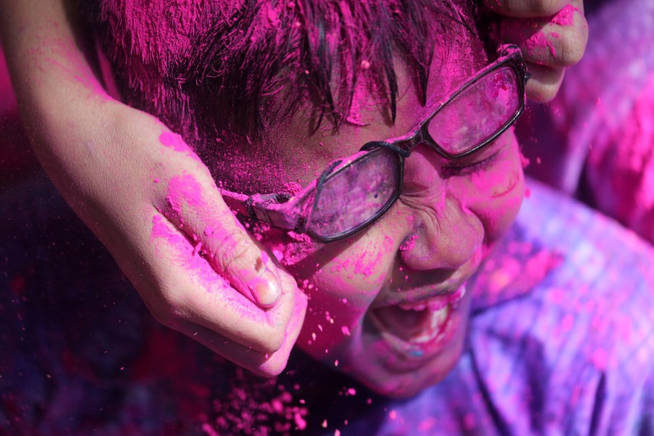 Crianças com deficiência brincam com pó colorido durante as celebrações do Holi em Mumbai, na Índia - 19/03/2019