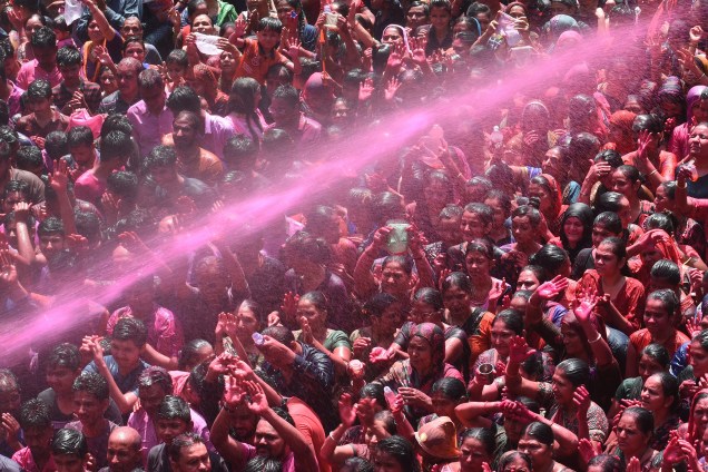 Devotos hindus celebram o festival Holi em Ahmedabad, na Índia. O popular festival de primavera é celebrado no final do inverno na última lua cheia do mês lunar - 20/03/2019