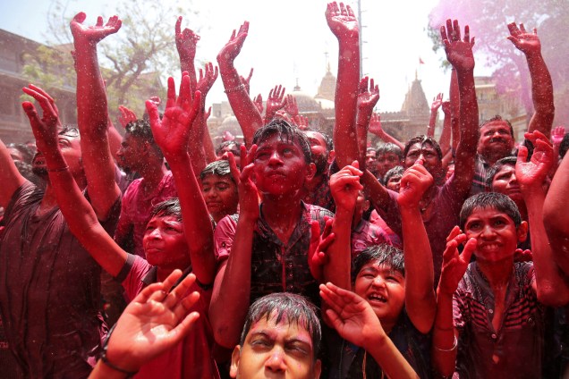 Devotos hindus erguem as mãos pintadas enquanto fazem orações no templo durante as celebrações do festival Holi em Ahmedabad, Índia - 20/03/2019
