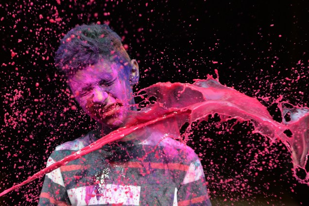 Garoto é atingido por um jato de tinta durante as comemoração do festival Holi, em Chennai, na Índia - 21/03/2019