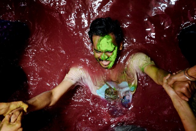 Um folião se diverte durante o festival hindu Holi mergulhado em tinta na cidade de Chennai, na Índia - 21/03/2019
