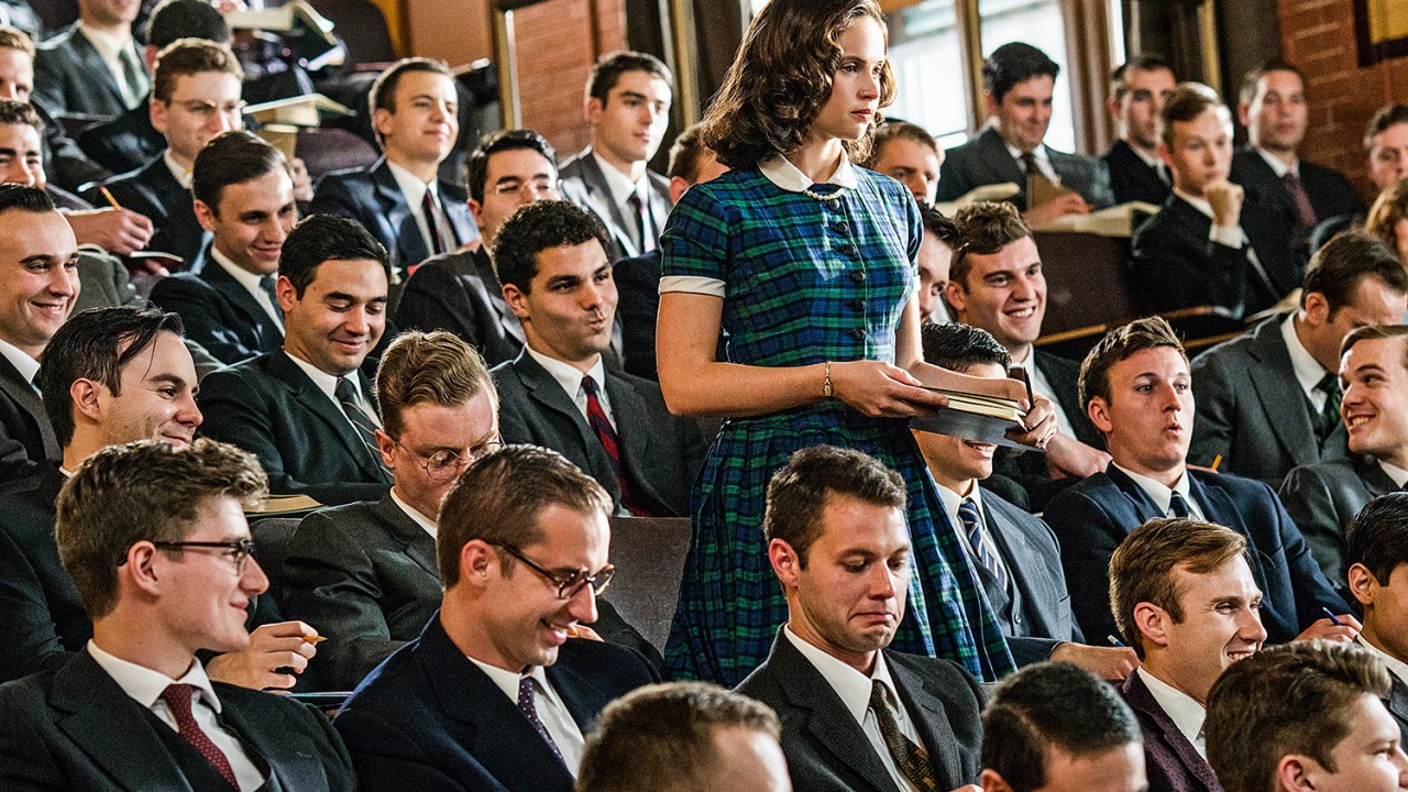 RIR POR ÚLTIMO - Ruth (Felicity Jones) enfrenta sorrisos zombeteiros dos colegas da Harvard.