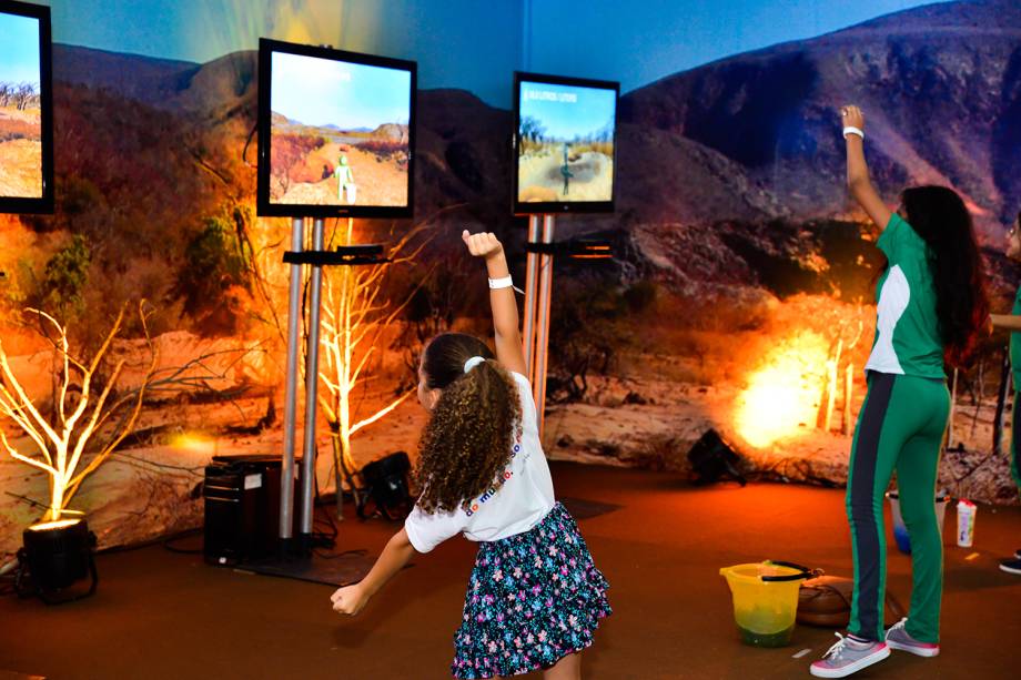 Jogadores ajudam uma família que vive em região de seca extrema na Estação AMA, durante o Green Nation, evento de sustentabilidade que acontece em São Paulo Jogadores ajudam uma família que vive em região de seca extrema na Estação AMA, durante o Green Nation, evento de sustentabilidade que acontece em São Paulo