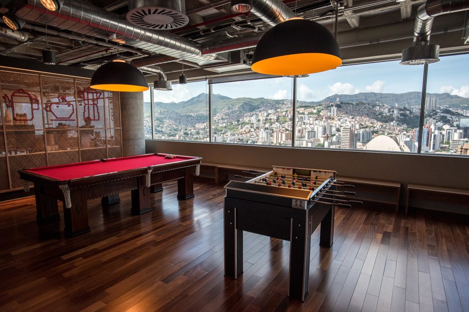 Espaço de lazer com mesa de sinuca no centro de engenharia do Google, em Belo Horizonte