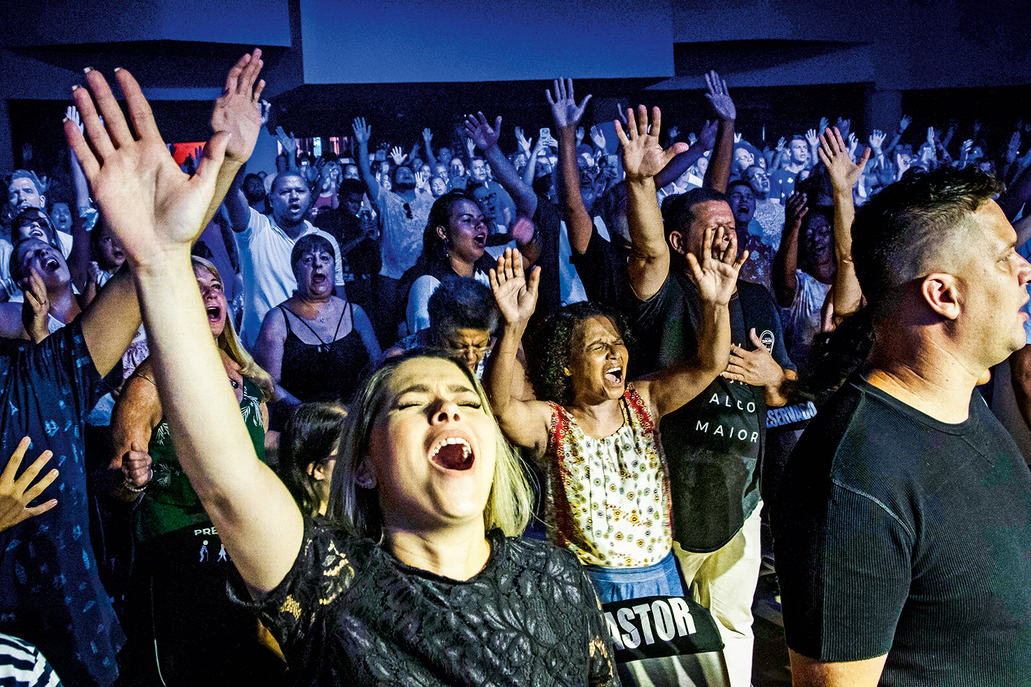 Datafolha: Mulheres e negros compõem maioria de evangélicos e católicos | VEJA