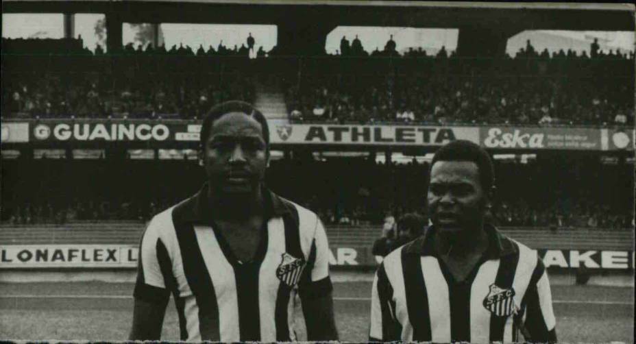 4 de janeiro de 1973 - O zagueiro Joel Camargo e Coutinho, do Santos Futebol Clube, no estádio do Morumbi