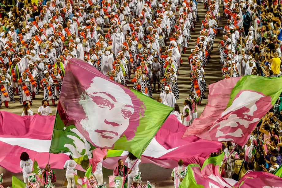 Escola de samba Mangueira exibem bandeira estampada com o rosto de Marielle Franco durante desfile na Marquês de Sapucaí - 05/03/2019