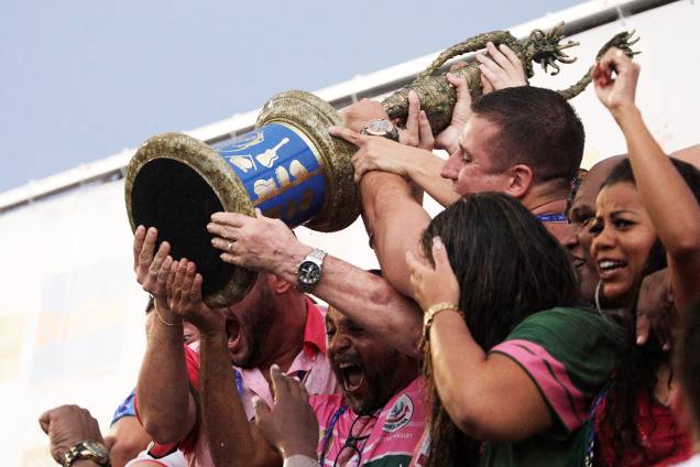 Integrantes da escola de samba Estação Primeira de Mangueira exibem trofeu durante comemoração título do título do Carnaval carioca - 06/03/2019 Integrantes da escola de samba Estação Primeira de Mangueira exibem trofeu durante comemoração título do título do Carnaval carioca - 06/03/2019
