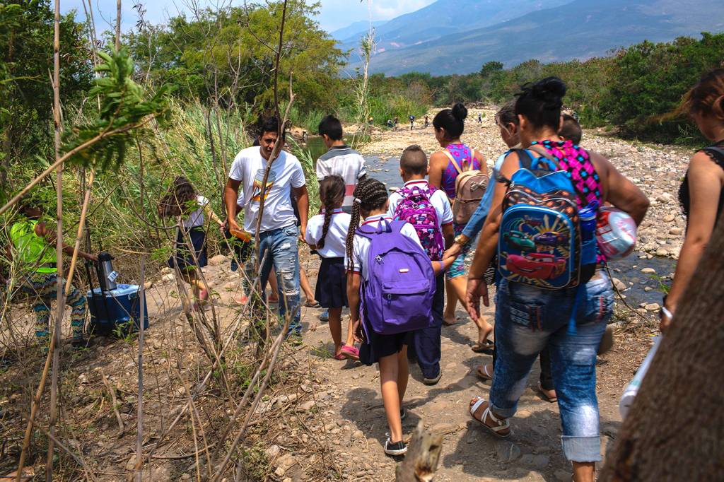 Estudantes venezuelanos, que antes cruzavam as pontes para ir às escolas da Colômbia, só têm as trilhas do contrabando como acesso desde que a fronteira foi fechada pelo regime de Maduro – 28/02/2019
