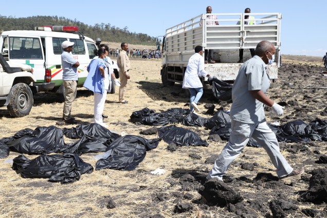 Equipes de resgate recolhem os corpos no local da queda de um avião da Ethiopian Airlines perto de Bishoftu, a sudeste de Addis Adeba, na Etiópia - 10/03/2019