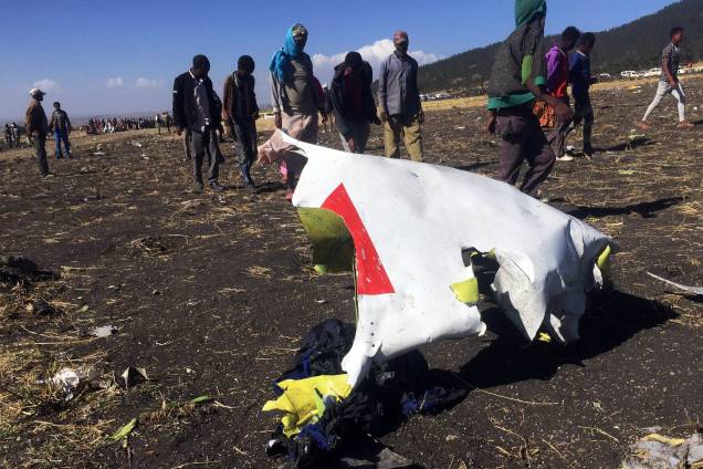 Parte da fuselagem é vista no local da queda do avião da Ethiopian Airlines, perto da cidade de Bishoftu, sudeste de Addis Adeba, Etiópia - 10/03/2019