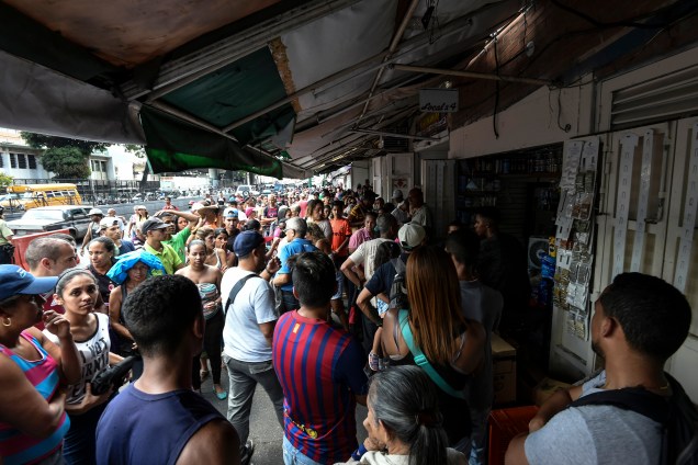 Pessoas fazem fila para comprar comida no bairro de Petare em Caracas durante uma queda de energia maciça. Domingo é o terceiro dia em que os venezuelanos permanecem sem comunicação, eletricidade ou água - 10/03/2019