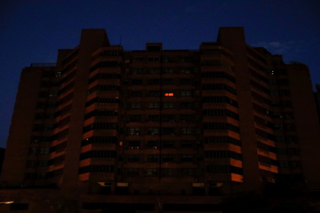 Edifício fica no escuro durante o segundo dia de apagão em Caracas, Venezuela - 09/03/2019
