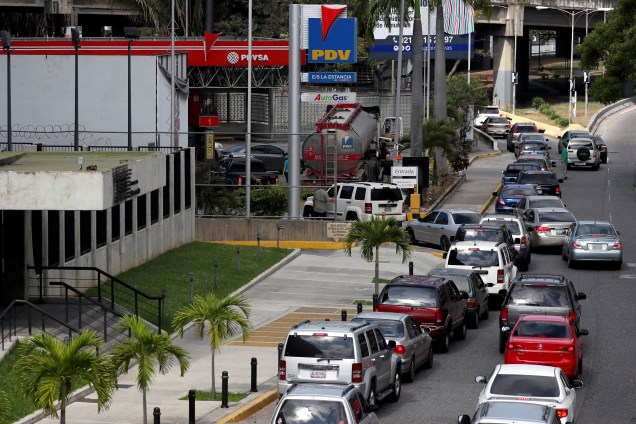 Motoristas formam fila por combustível em um posto de gasolina durante o terceiro dia de um apagão em Caracas, Venezuela - 10/03/2019