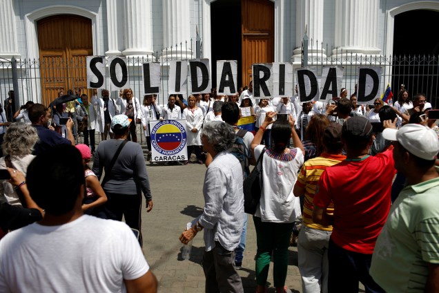Médicos seguram cartazes com a palavra "Solidariedade" durante manifestação em frente a uma igreja no centro de Caracas, na Venezuela - 10/03/2019