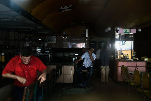 Clientes permanecem em um restaurante durante um corte de energia em Caracas, na Venezuela - 07/03/2019