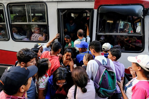 Passageiros se amontoam para embarcar em um ônibus após  queda de energia em Caracas, na Venezuela - 07/03/2019