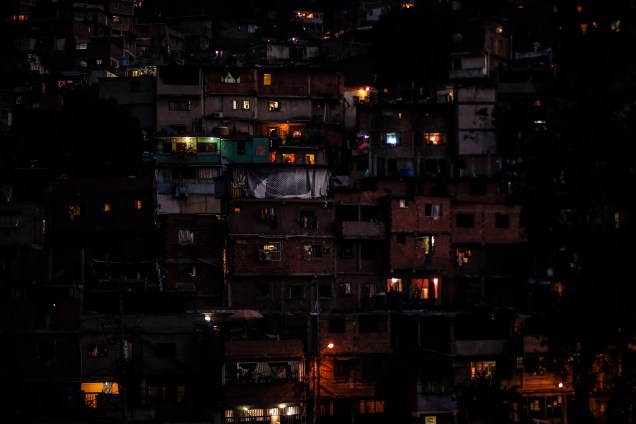 Vista parcial do bairro Petare Hill, em Caracas, onde a eletricidade foi restaurada durante o terceiro dia do apagão que deixou a capital e grande parte do país sem comunicações, água e eletricidade - 10/03/2019
