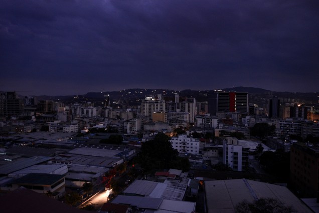 Vista do bairro de Chacao durante um corte de energia em Caracas, na Venezuela - 07/03/2019