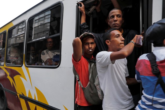 Passageiros se amontoam para embarcar em um ônibus após  queda de energia em Caracas, na Venezuela - 07/03/2019