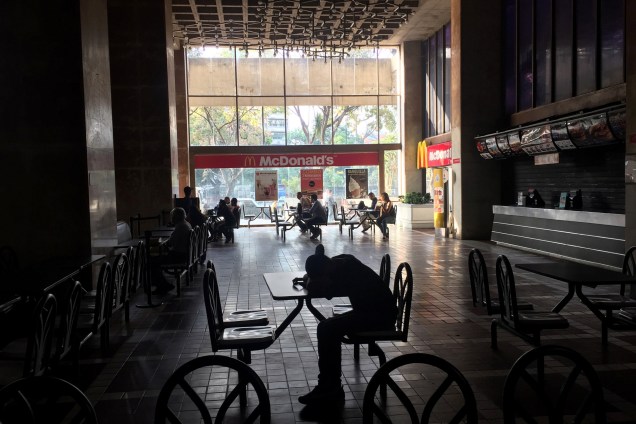 Shopping center fica às escuras durante apagão em Caracas, Venezuela - 08/03/2019