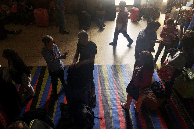 Passageiros aguardam na área de check-in do Aeroporto Internacional Simón Bolívar, em Caracas, capital da Venezuela, durante blecaute - 08/03/2019