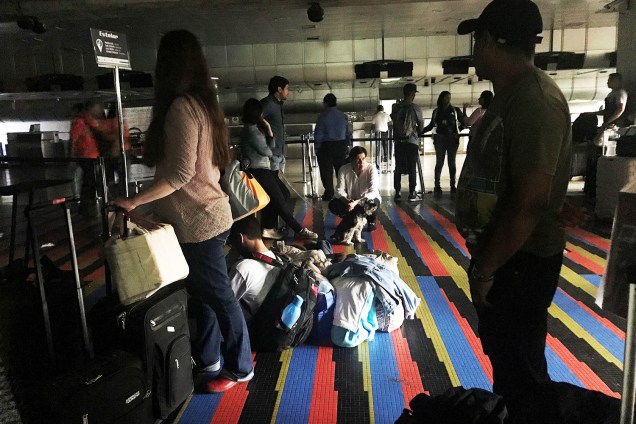 Pessoas aguarda em fila para viajar no Aeroporto Internacional Simón Bolívar, em Caracas, após novo apagão atingir o país - 25/03/2019